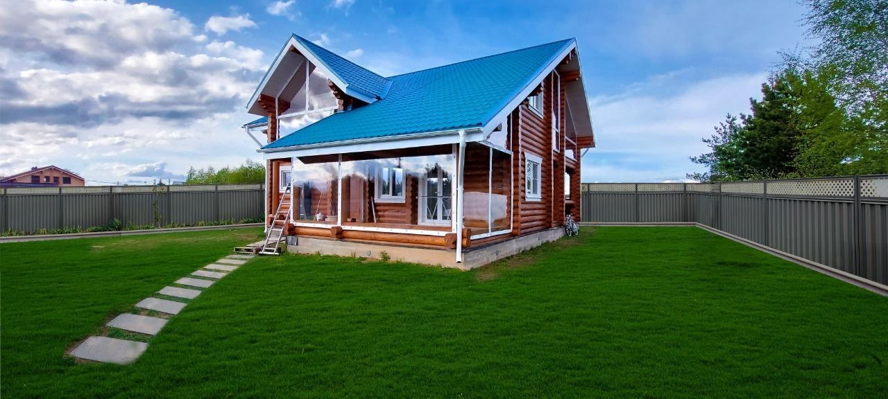 Мягкие окна на веранде загородного дома в городе Камешково